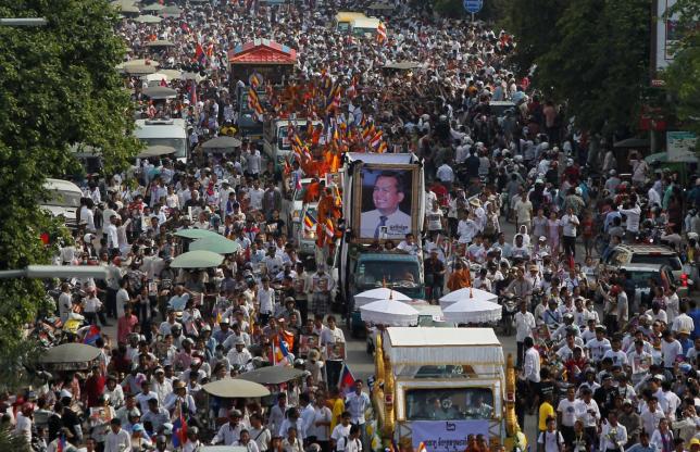 Tens of thousands of people attend a funeral procession to carry the body of Kem Ley, an anti-government figure and the head of a grassroots advocacy group, "Khmer for Khmer" who was shot dead on July 10, to his hometown, in Phnom Penh, Cambodia July 24, 2016. REUTERS/Samrang Pring