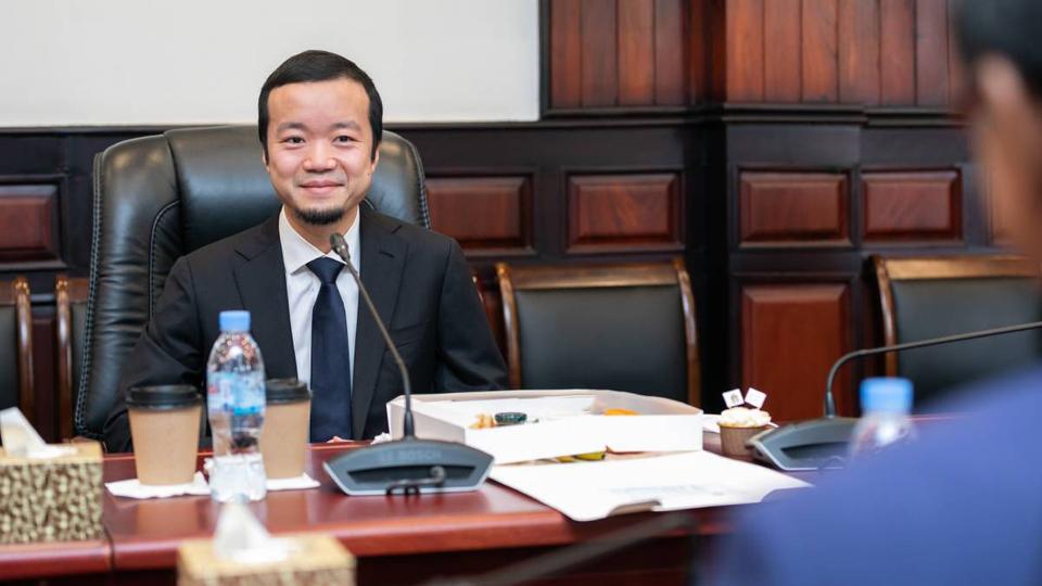 You are currently viewing Réseaux d’escroquerie au Cambodge : Chen Zhi arrêté, renvoyé en Chine, sa nationalité cambodgienne révoquée